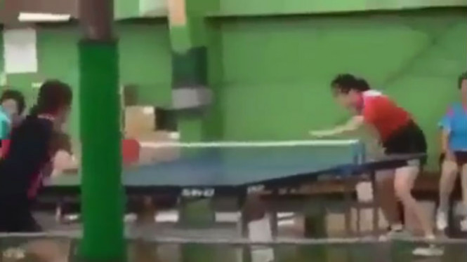 Keren, Wanita Ini Bermain Ping Pong Gunakan Kepala