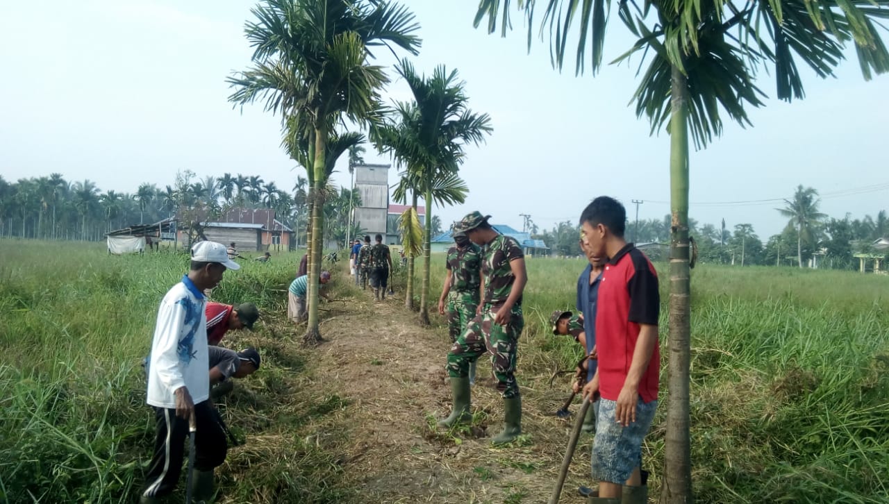 Satgas TMMD Kodim 0314 Inhil dan Masyarakat Goro di TPU