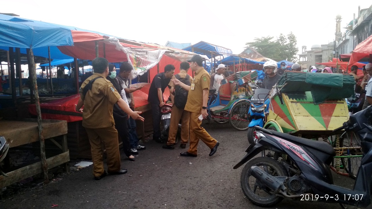 Banyak Lalat, Kepala Dinkes Inhil Tinjau Pasar Terapung yang Terbakar, Besok Akan Difogging