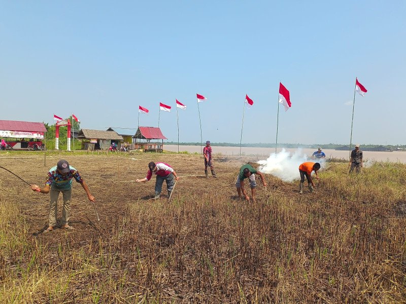 Masyarakat Sungai Intan Goro Lokasi Rencana Lapangan Volly Pelabuhan Desa
