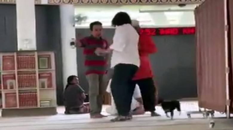 Polisi Tetapkan Wanita yang Bawa Anjing ke Masjid Al Munawaroh Sentul Tersangka