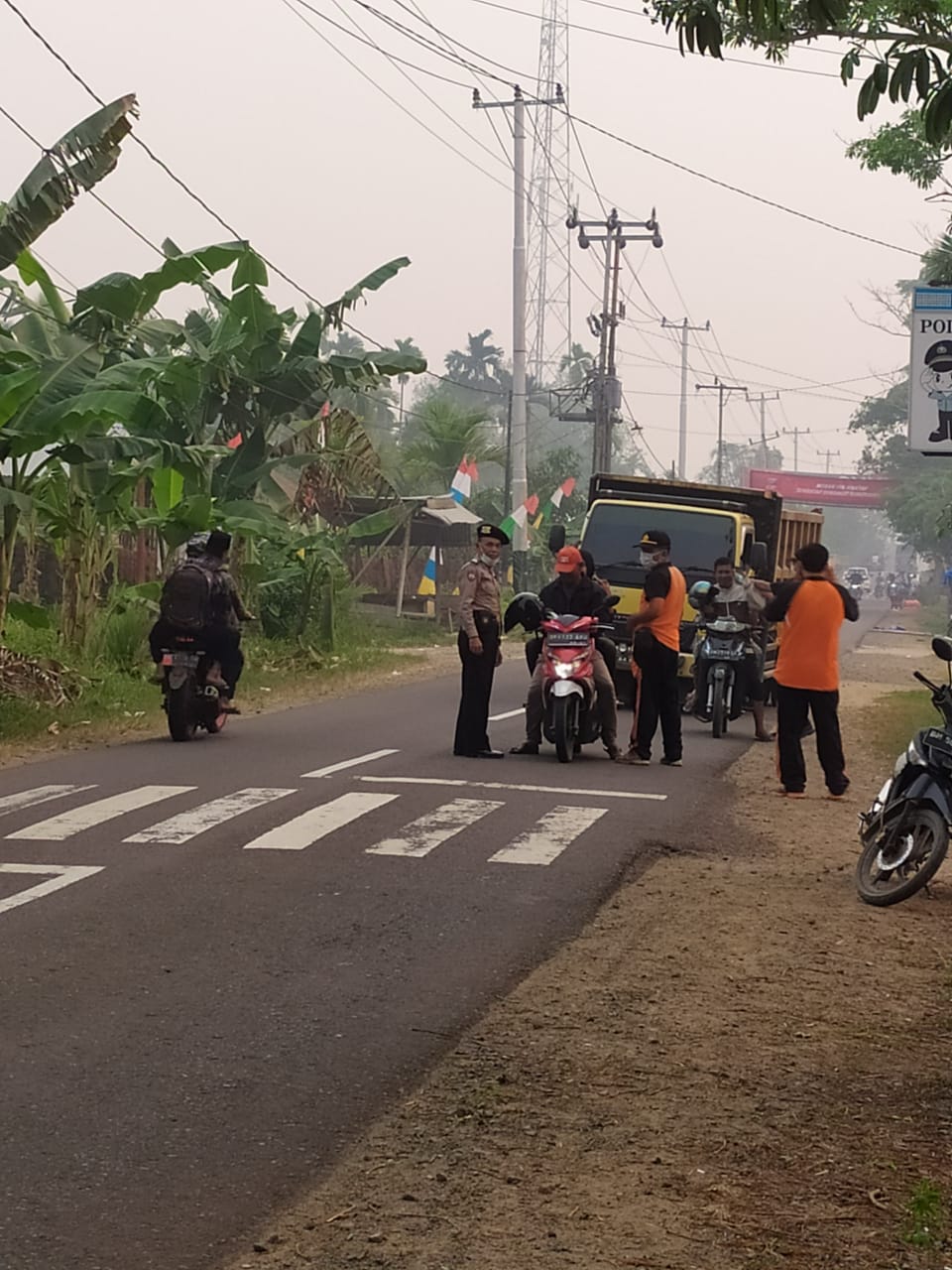 Turun ke Jalan, Polsek Tembilahan Hulu Bagi-bagi Masker
