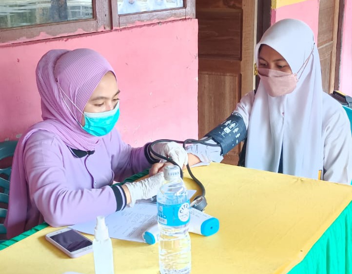 Puskesmas Benteng Vaksinasi 104 Remaja di SMPN 1 Sungai Batang
