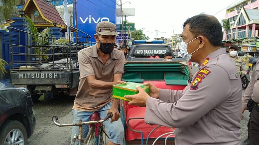 Polres Inhil Kembali Berbagi Nasi Kotak kepada Bang Becak dan Ojek