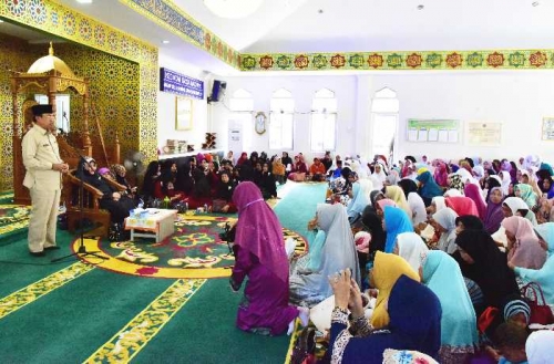 Bupati Inhil Ajak Ibu-ibu Salat Subuh Berjamaah