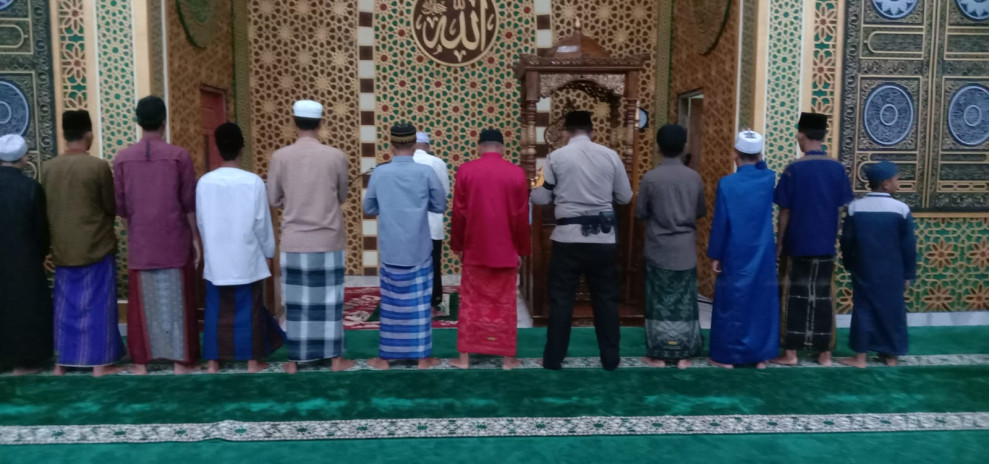 Personil Polsek Tembilahan Hulu Ikut Sholat Subuh dan Sampaikan Himbauan Cooling System