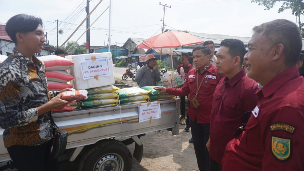 Di Tembilahan Hulu, PJ Bupati Inhil Tinjau Pelaksanaan Pasar Murah