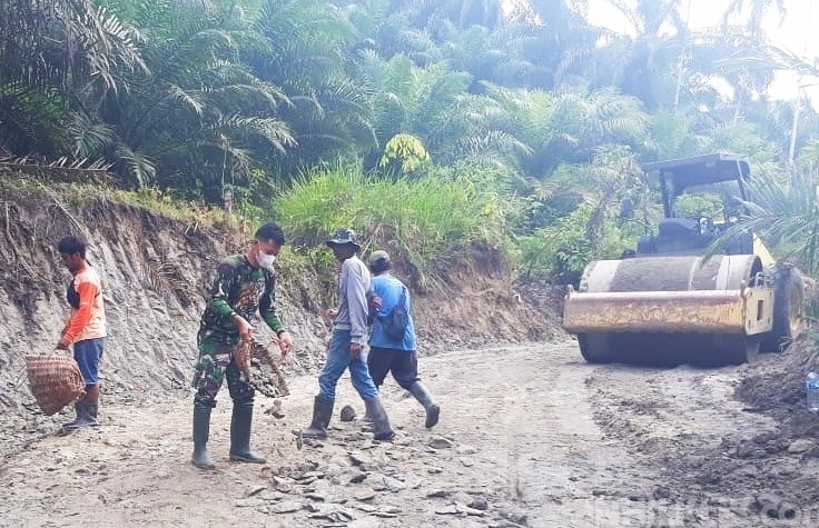 Satgas TMMD Kodim 0204/DS Terus Kebut Pemadatan Jalan dengan Sirtu 
