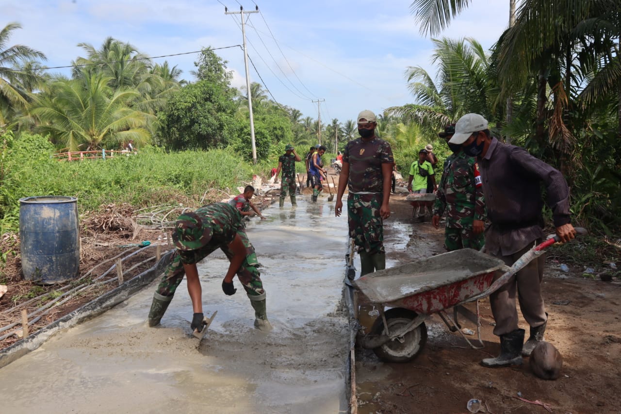 Satgas TMMD 111 Kodim 0314/Inhil Rampungkan Semenisasi Jalan Teluk Bunian - Terusan Jaya