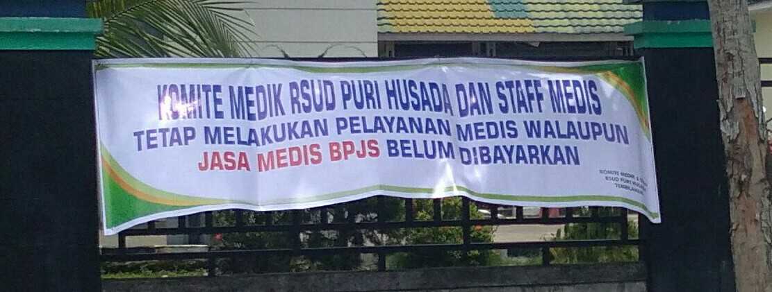 Baleho Bertulis 'Tetap Melayani Walau Jasa Medis Belum Dibayar BPJS' Terpampang di RSUD Puri Husada