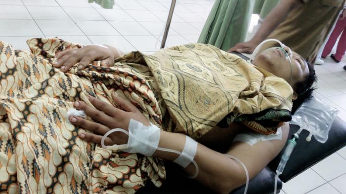 Baru Selesai Berobat, Seorang Pasien Tiba-tiba Ngamuk Lalu Bacok Dokter Hingga Luka Parah!