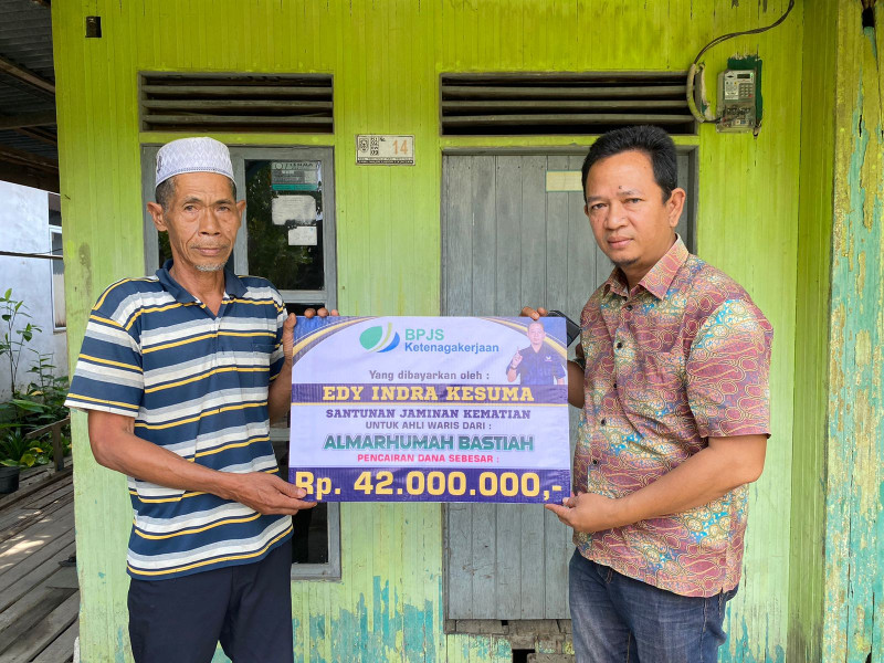 Edy Indra Kesuma Serahkan Santunan Kematian Kepada Ahli Waris