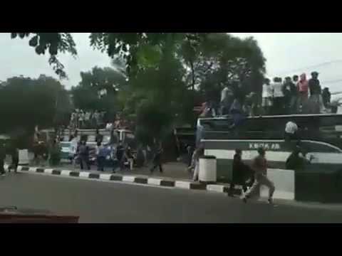 Video Ratusan Suporter Bola Jarah Dagangan Warga di Jakarta, 2 Tewas