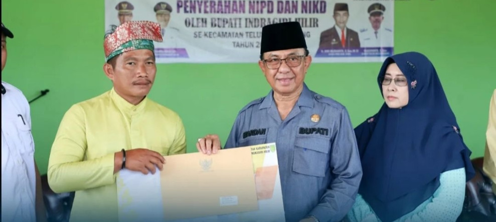 Hari Pertama Kunker di Inhil Bagian Utara, Bupati Serahkan NIPD dan NIKD di Teluk Belengkong