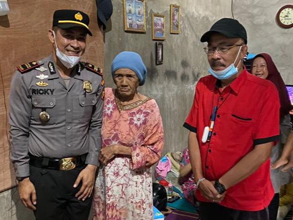 Peduli Sesama, Jum'at Berkah Polsek Tembilahan Hulu Sasar Lansia