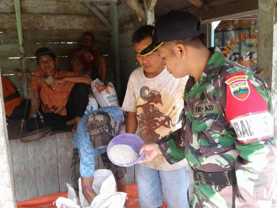 TNI di Inhil Bantu Salurkan Raskin Kepada Masyarakat