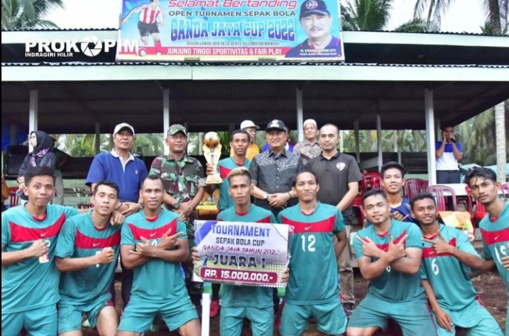 Wabup Inhil Tutup Turnamen Sepakbola Ganda Jaya CUP di Desa Bente