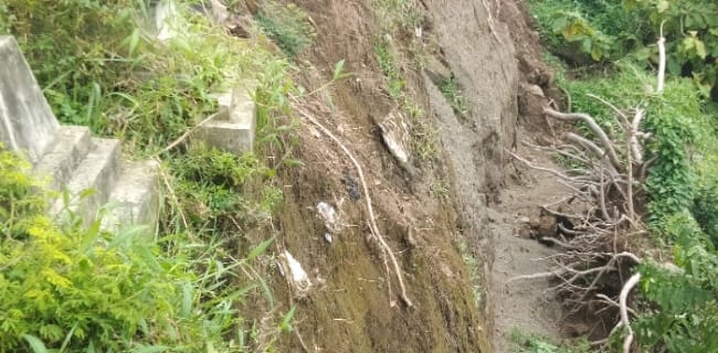 25 Makam Terancam Longsor, Kain Kafan Bergelantungan