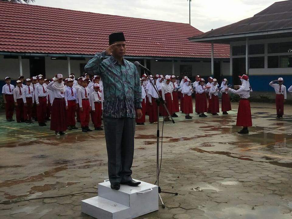Ketua Komisi IV DPRD Inhil Pimpin Upacara di Kempas