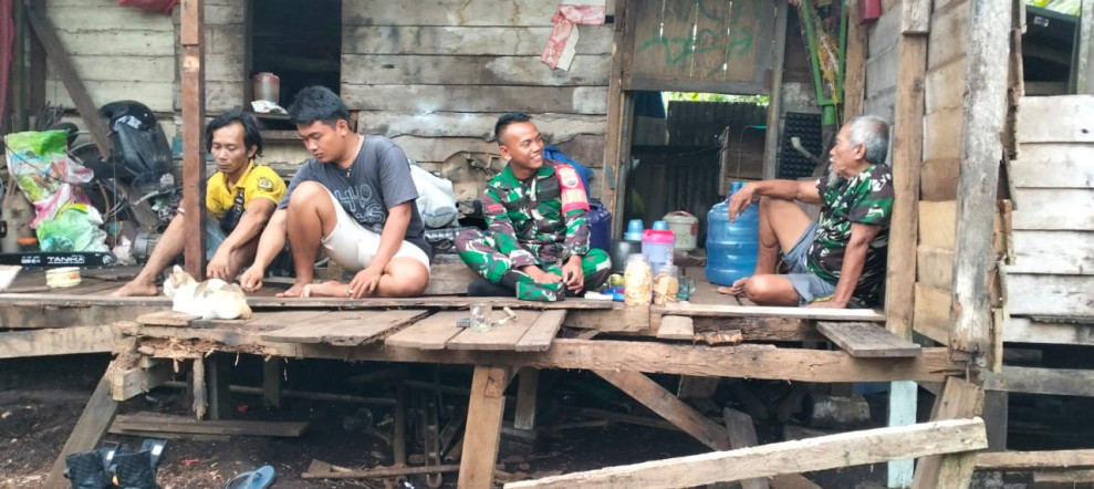 Babinsa Pratu Abdul Komsos Pilkada Damai di Beringin Mulya