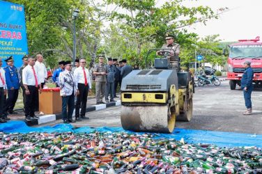 Ribuan Botol Miras Hasil Razia Satpol PP Siak Dimusnahkan