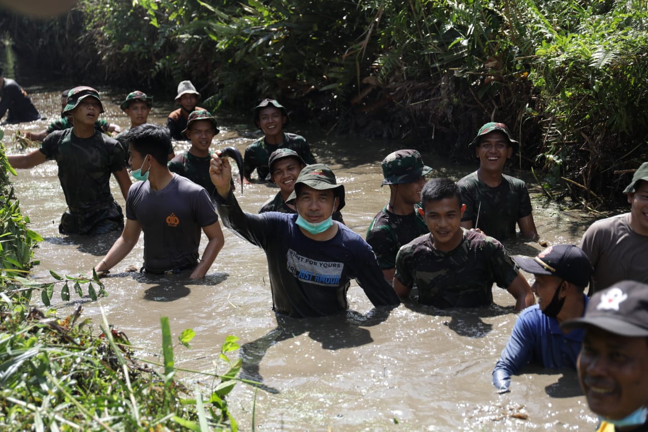 Ketua DPRD Inhil Ikut Berjibaku Bersihkan Sungai