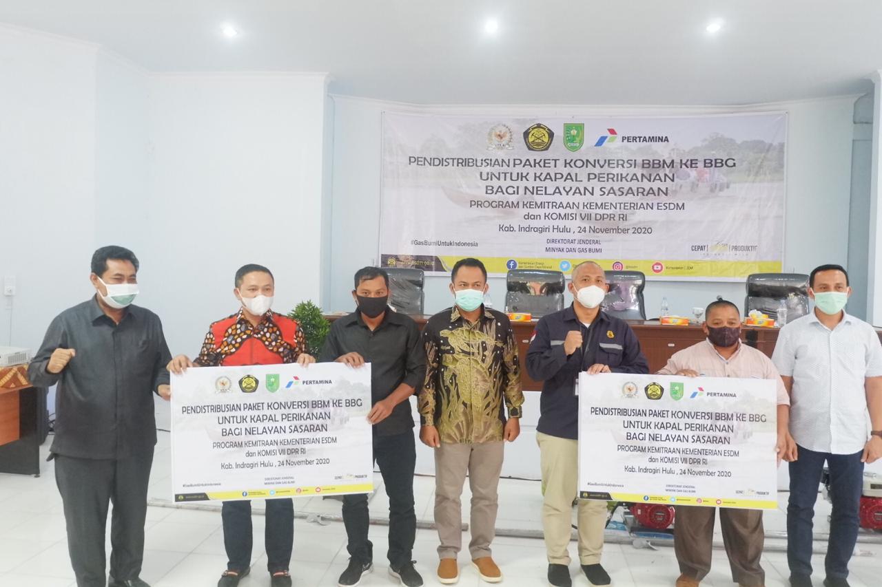 Anggota DPR RI Abdul Wahid Serahkan Bantuan Mesin untuk Nelayan di Inhu