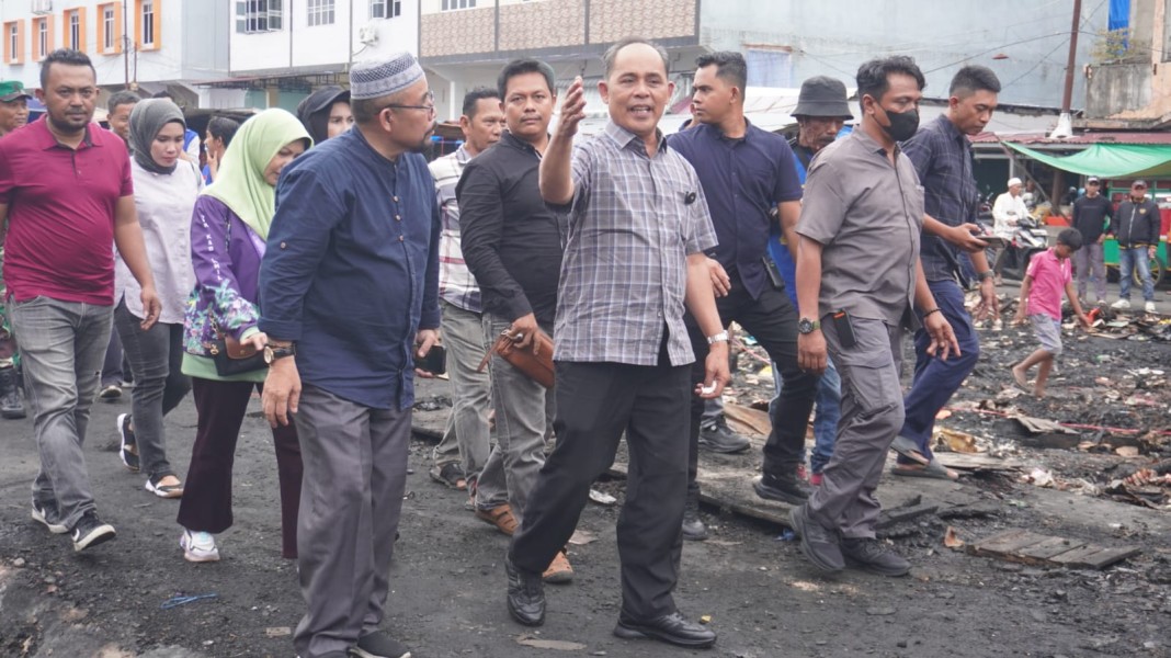 Bupati Inhil Tinjau Lokasi Kebakaran Pasar Terapung, Pastikan Penataan Ulang Segera Dilakukan