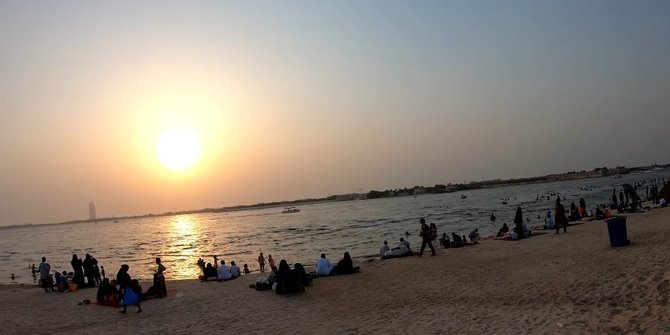 Ternyata Begini Potret Wanita Arab Saudi saat Berenang di Pantai, Seperti Apa Pakaiannya?