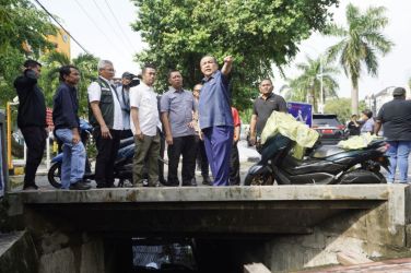 Atasi Genangan Air di Depan RS Awal Bros, Ini Solusi Pj Gubri untuk Pemko Pekanbaru