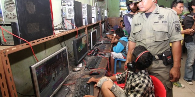 Pembatasan Jam Oprasional Warnet di Inhil. Masyarakat : Bukan Solusi Mencegah Anak-anak Nongkrong Hingga Larut Malam.