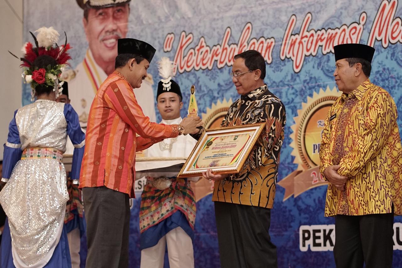 Bupati Inhil Wardan Terima KI Riau Award 2019