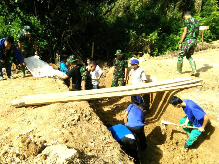 Kejar Target, Satgas TMMD ke 99 dan Warga Gali Lubang Box Culver