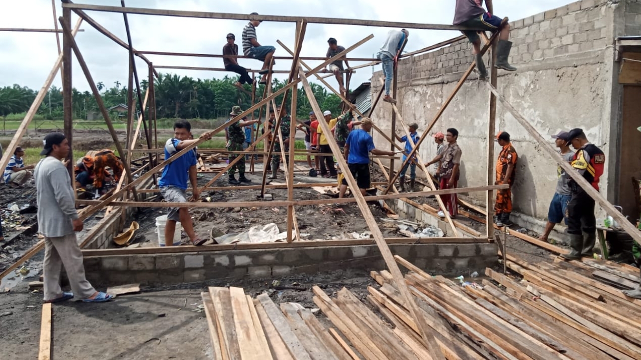 Dandim Inhil Serahkan Bahan Bangunan Kepada Korban Kebakaran