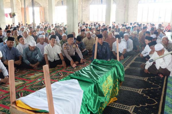Bupati Wardan Ikut Shalat Jenazah dan Pemakaman Tokoh Agama dan Pendidikan di Kecamatan GAS