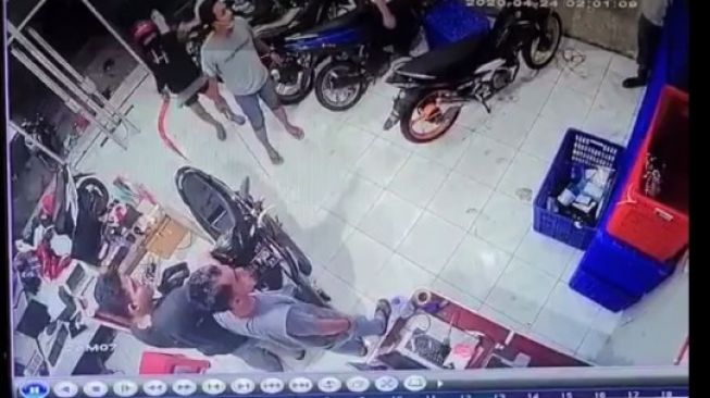 Terekam CCTV Dikira Begal, Dua Pemuda Bawa Sajam ke Kantor Kurir Ternyata...
