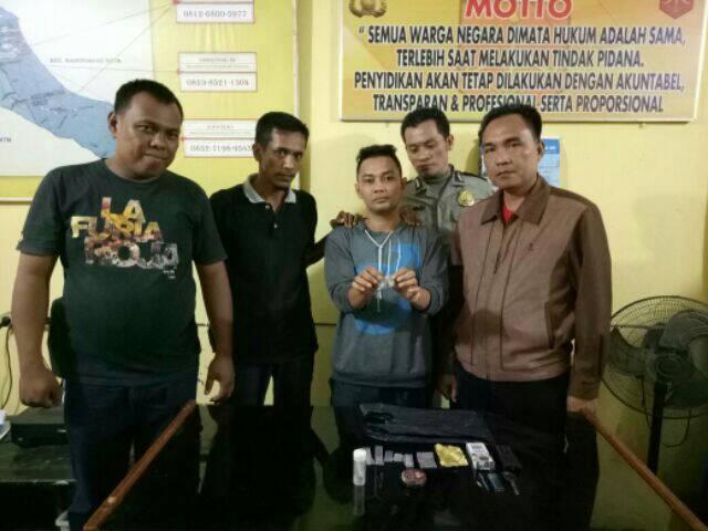 Paketkan Shabu Untuk Diedarkan, Warga Desa DicidukPaketkan Shabu Untuk Diedarkan, Warga Desa Diciduk