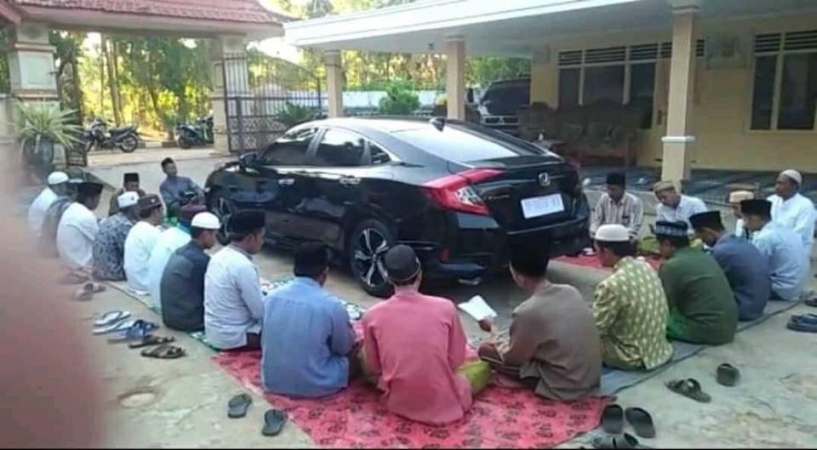 Mobil Baru Dikelilingi untuk Didoakan ini Viral, Ini Kata Netizen