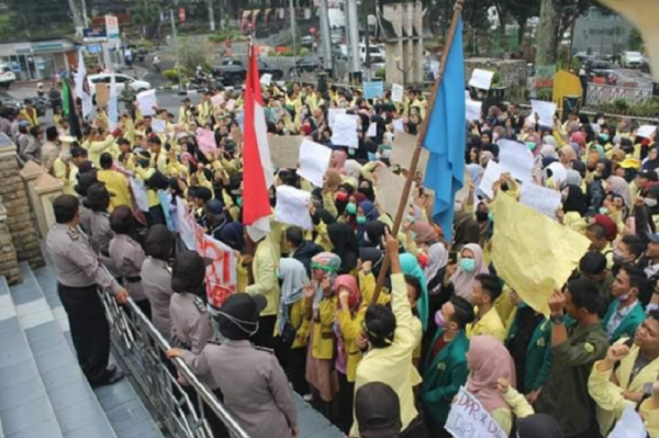 Aksi Damai Mahasiswa Berlanjut