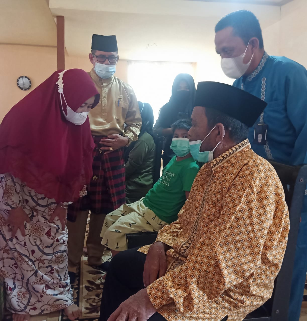 Didampingi Kepala Dissos Inhil, Zulaikhah Wardan Kunjungi Rumah Singgah dan Serahkan Bantuan
