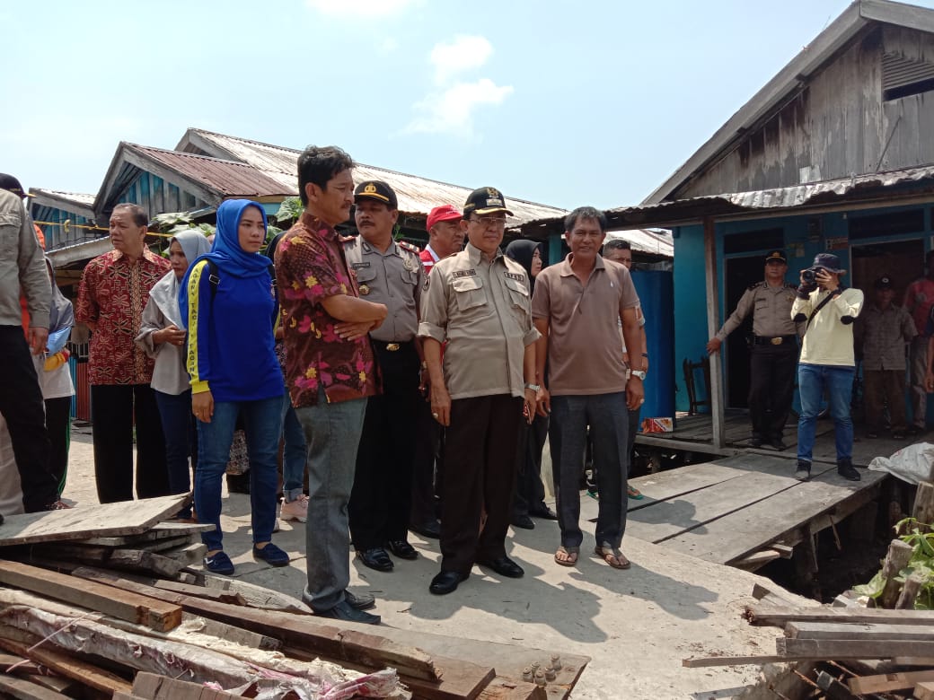 Tinjau Lokasi Tanah Longsor, Bupati Inhil Serahkan Bansos Kepada Para Korban