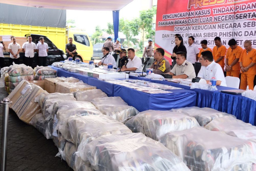 Polda Riau Gagalkan Penyelundupan Sepatu dan Celana Dalam Bekas