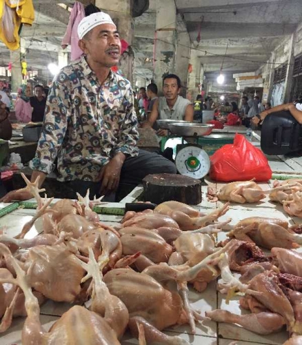 Pasokan dari Sumbar Terbatas, Harga Daging Ayam di Tembilahan Capai Rp45 Ribu Per Kilogram