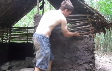 Primitive Technology: Pria Ini Bangun Rumah Hanya Bermodalkan Tangan Kosong