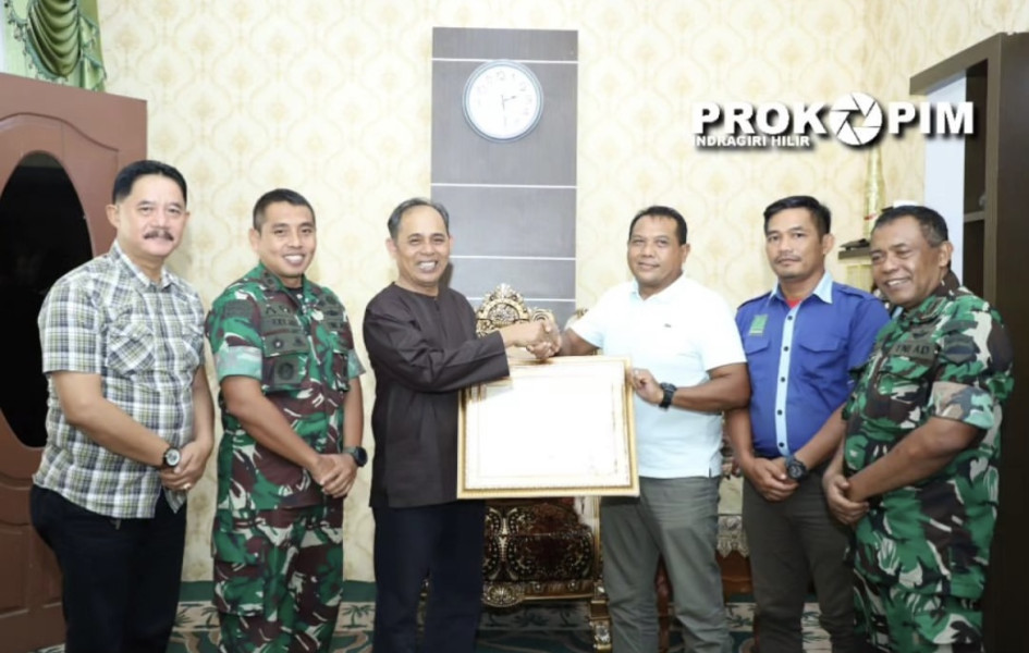 Terima Bantuan Oprasional, Pj. Bupati Inhil Serahkan Piagam Penghargaan Kepada PT Setia Agrido Mandiri