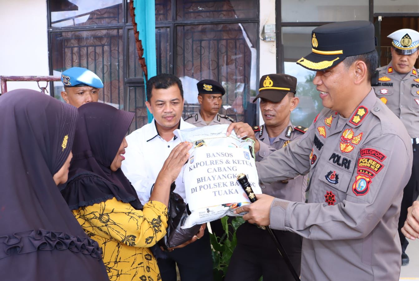 Kunker ke Polsek Batang Tuaka, Kapolres Inhil Beri Motivasi kepada Personilnya dan Serahkan Bantuan
