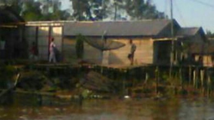 Suami Istri di Inhil Ini Saksikan Rumah Mereka Hanyut Dibawa Arus Sungai