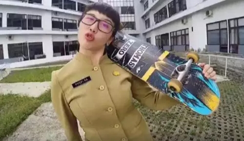 PNS Cantik Bermain Skateboard ini Viral, Aksinya Seru Banget Cuyy!