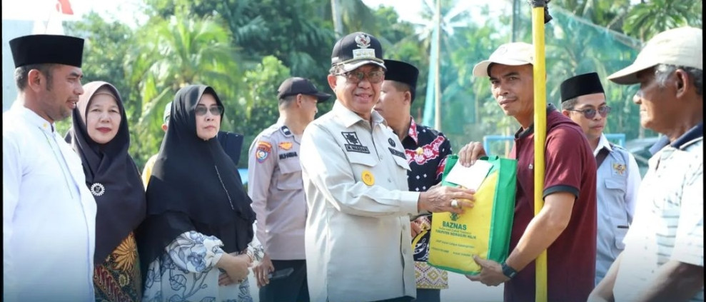 Bupati Inhil Serahkan Bantuan 45 Perahu Nelayan