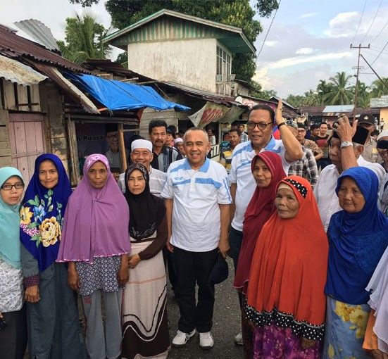 Mampir di Warung Kopi, Gubri tak Canggung Bercengkrama dengan Masyarakat